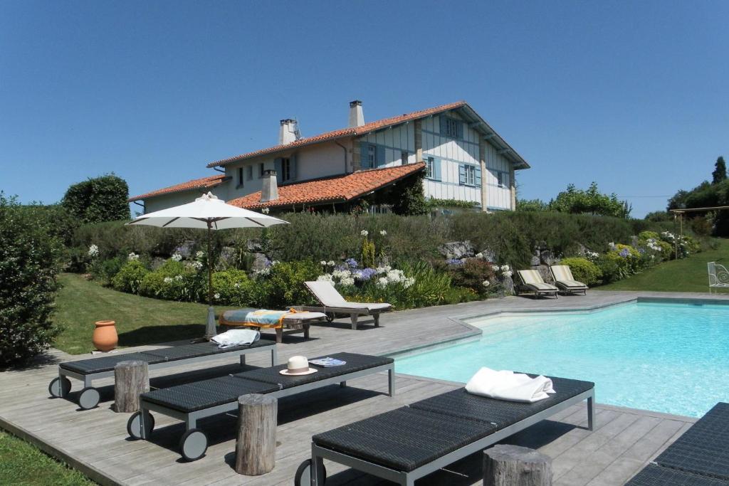 アルカング Les Volets Bleus Bed & Breakfast エクステリア 写真