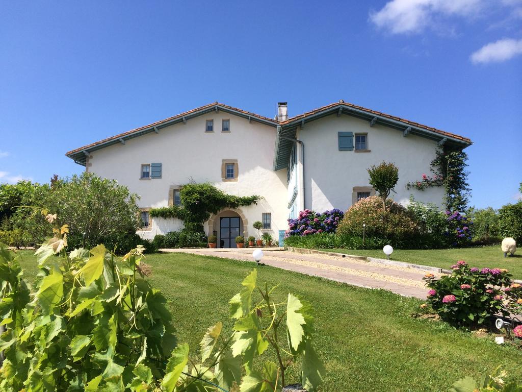 アルカング Les Volets Bleus Bed & Breakfast エクステリア 写真