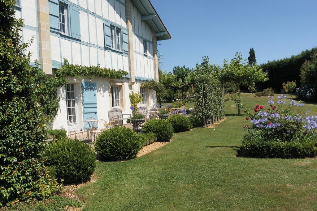 アルカング Les Volets Bleus Bed & Breakfast エクステリア 写真