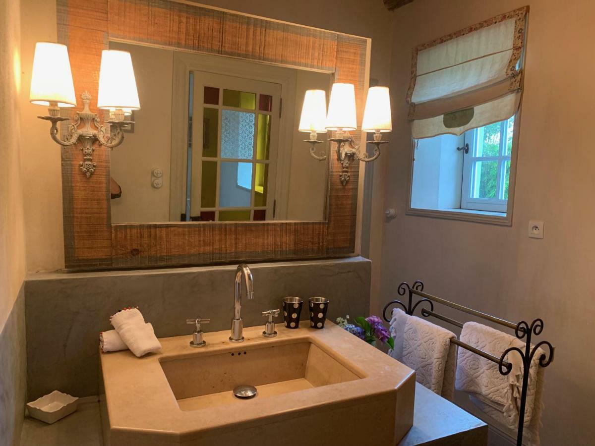 アルカング Les Volets Bleus Bed & Breakfast エクステリア 写真